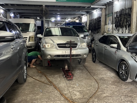 Thay phụ tùng xe tại garage Tiến Nguyện