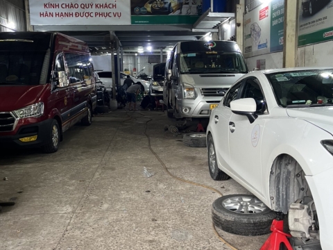 Thay phụ tùng xe tại garage Tiến Nguyện