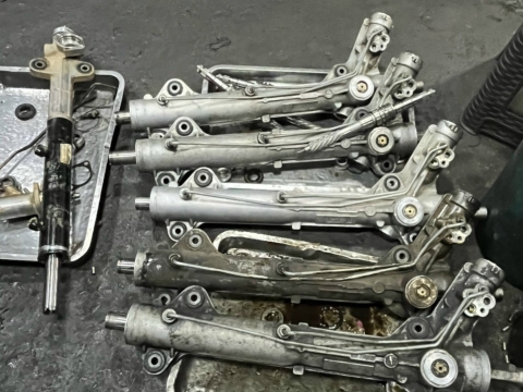 Thay phụ tùng xe tại garage Tiến Nguyện