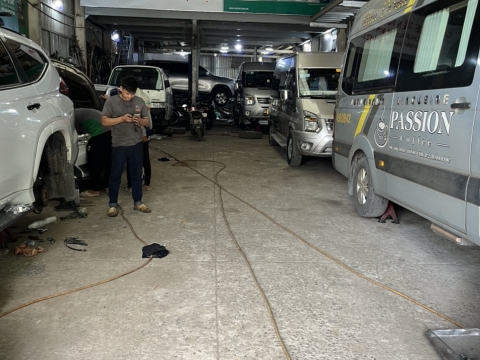 Thay phụ tùng xe tại garage Tiến Nguyện