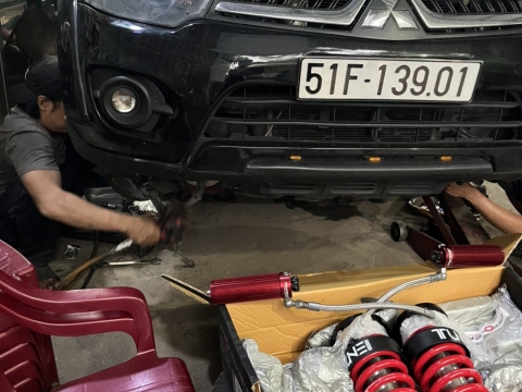 Thay phụ tùng xe tại garage Tiến Nguyện